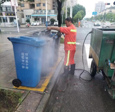 廣德市 夏日炎炎，堅(jiān)守崗位不懼“烤驗(yàn)”——記高溫下的城市垃圾清運(yùn)人